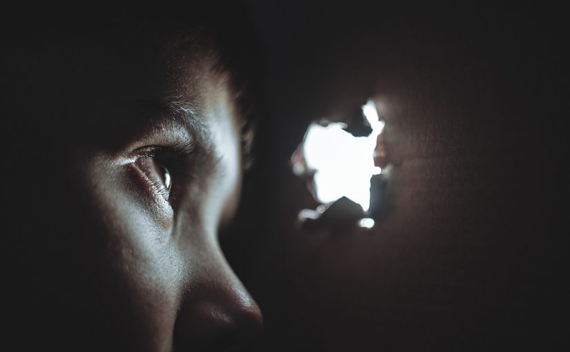 Rêver d’être enfermé (et de ne pas pouvoir sortir) : quelles significations ?