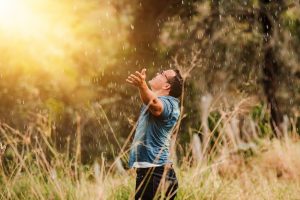 Significations de rêver de chanter sous la pluie